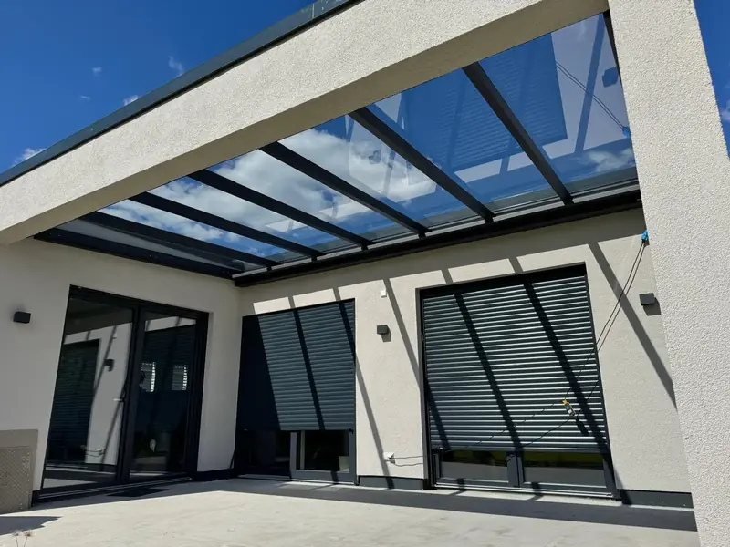 Blick von unten durch die Glaseindeckung einer Aluminium-Terrassenüberdachung