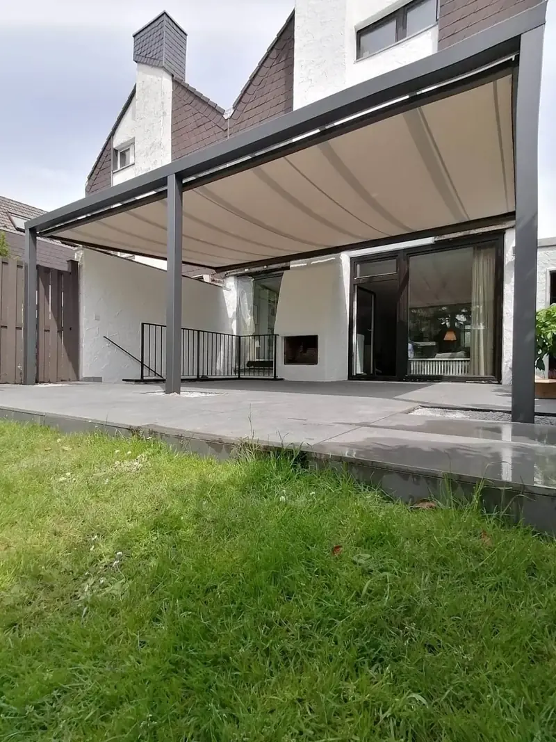 Terrassendach mit heller elektrischer Unterdachmarkise